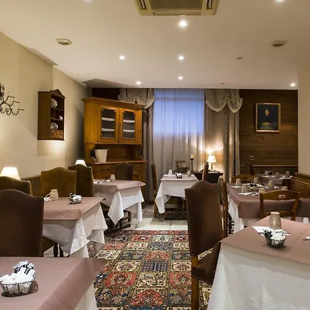 Hotel Logis Domaine De 3*